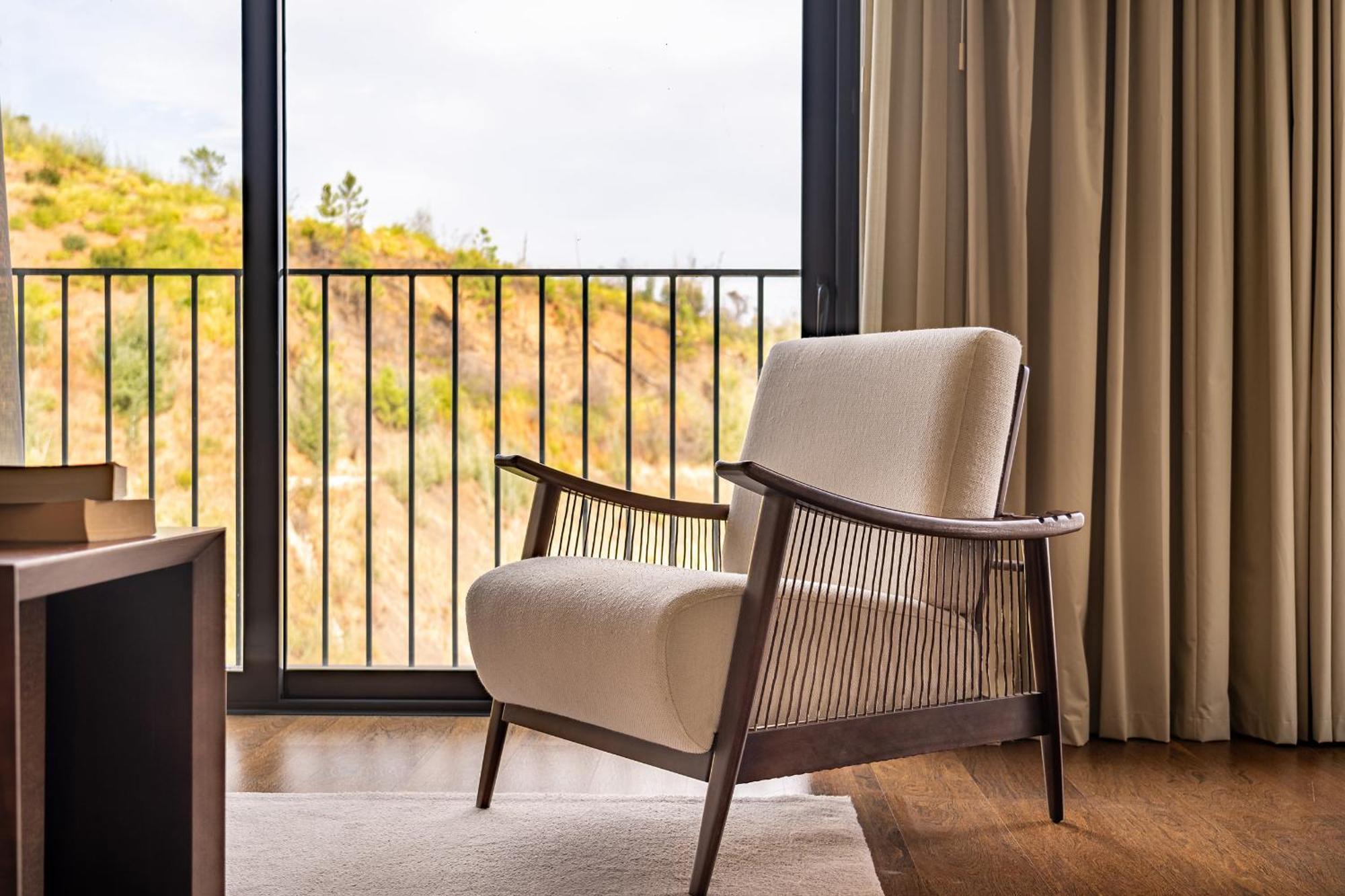 มอนชิเก รีสอร์ต แอนด์ สปา Hotel มอนชีเก ภายนอก รูปภาพ A chair with a woven back