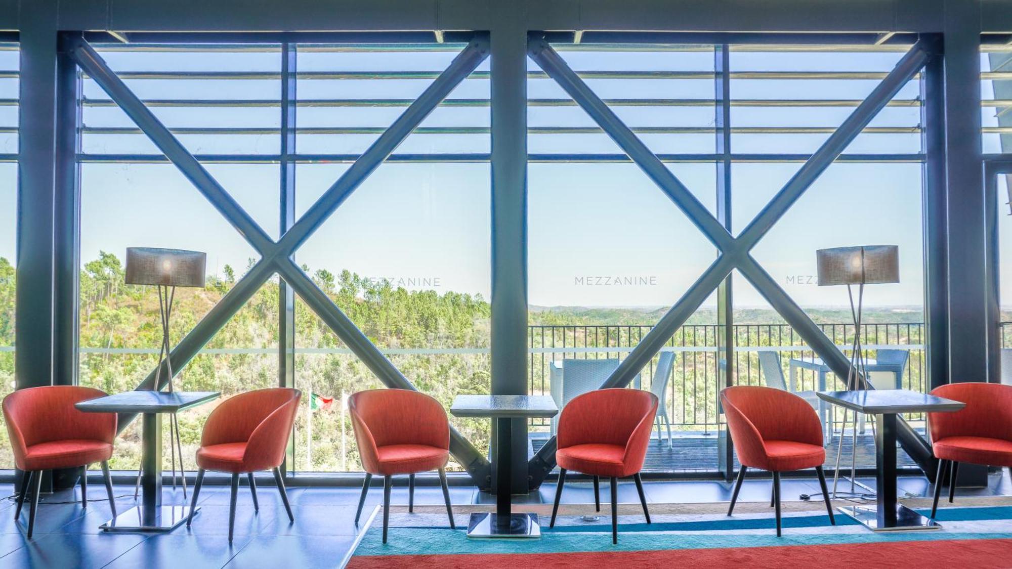 มอนชิเก รีสอร์ต แอนด์ สปา Hotel มอนชีเก ภายนอก รูปภาพ The interior of the library