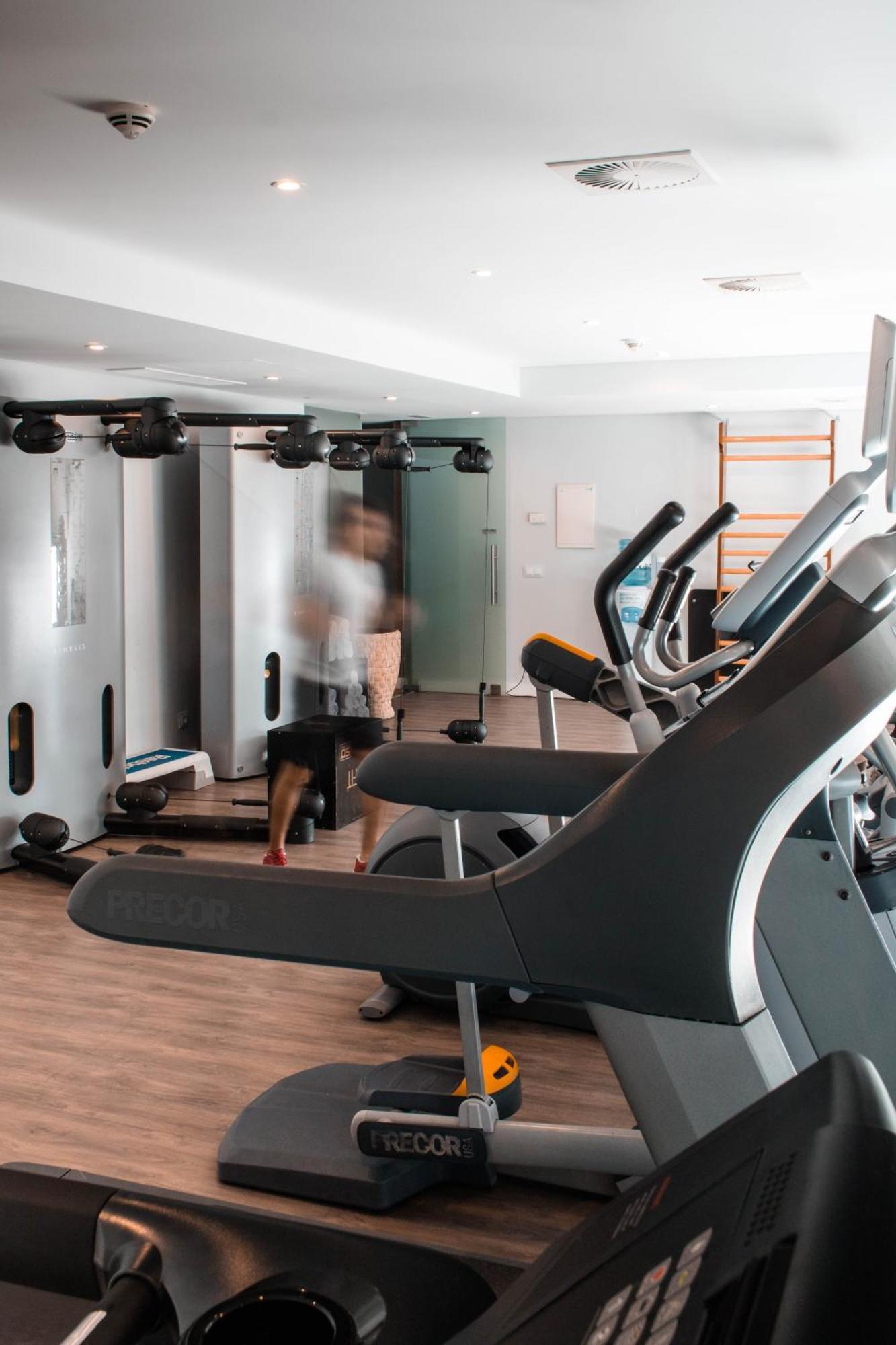 มอนชิเก รีสอร์ต แอนด์ สปา Hotel มอนชีเก ภายนอก รูปภาพ A gym in a hotel