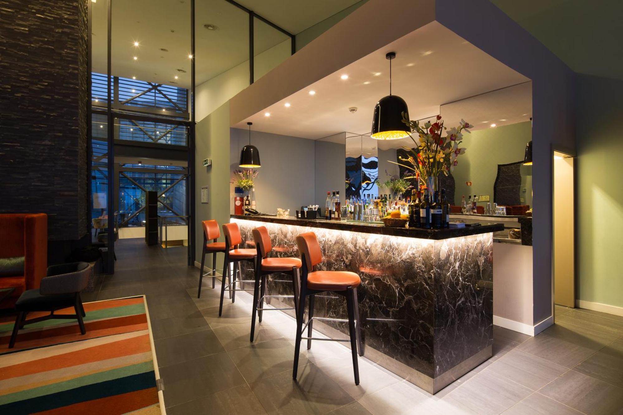 มอนชิเก รีสอร์ต แอนด์ สปา Hotel มอนชีเก ภายนอก รูปภาพ The bar at the hotel