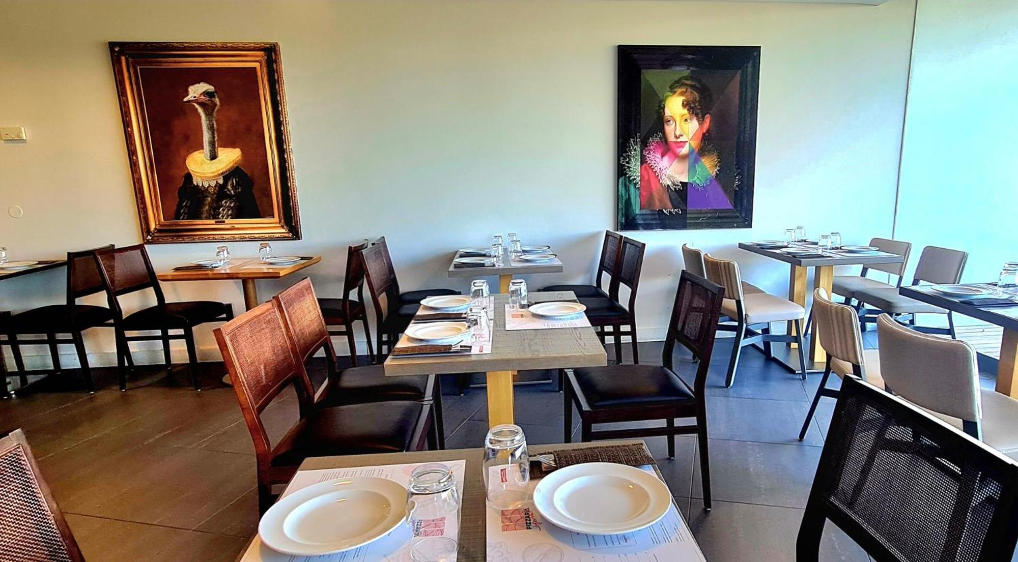 มอนชิเก รีสอร์ต แอนด์ สปา Hotel มอนชีเก ภายนอก รูปภาพ Interior of the restaurant