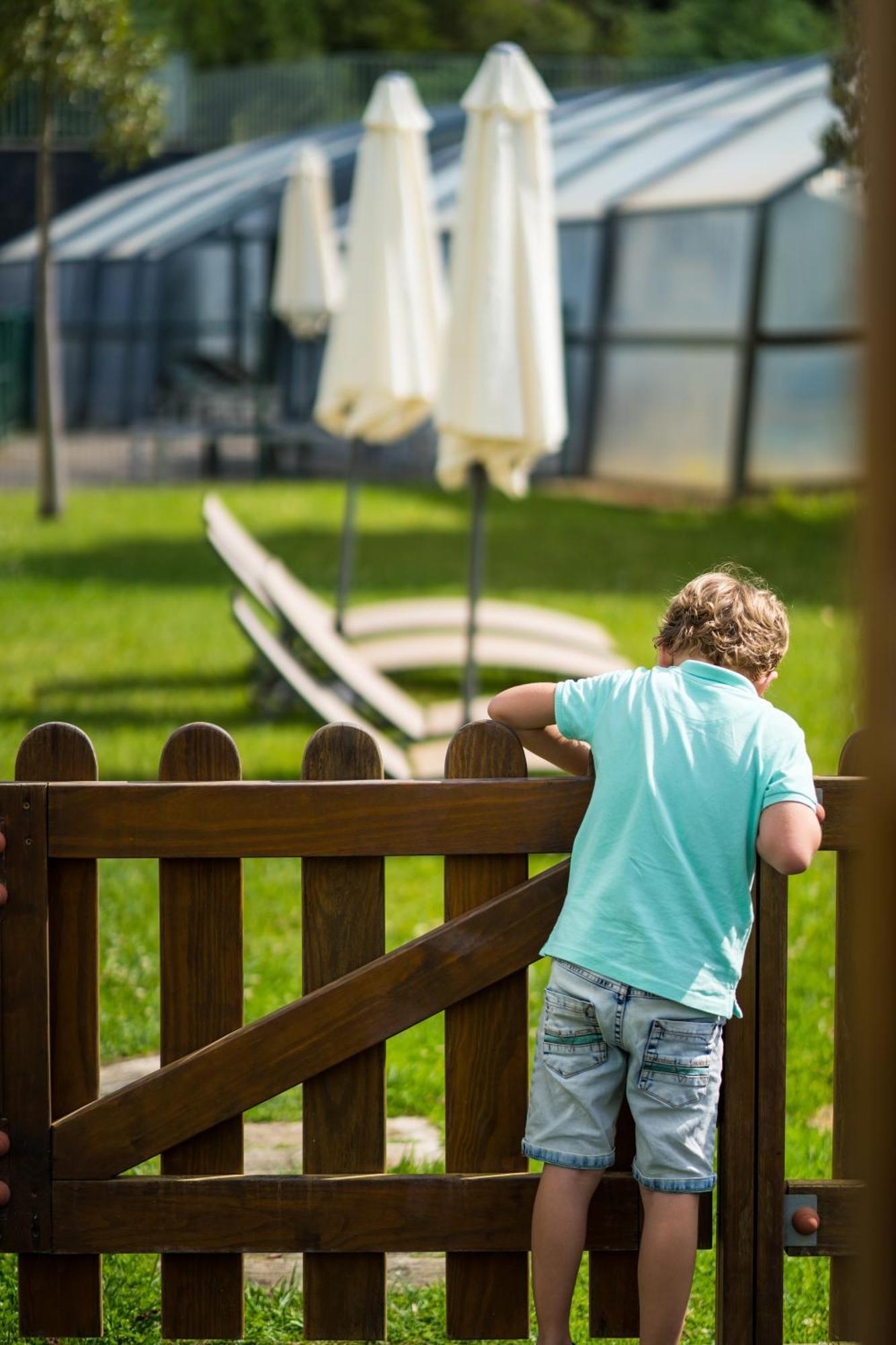 มอนชิเก รีสอร์ต แอนด์ สปา Hotel มอนชีเก ภายนอก รูปภาพ A child looking through a fence