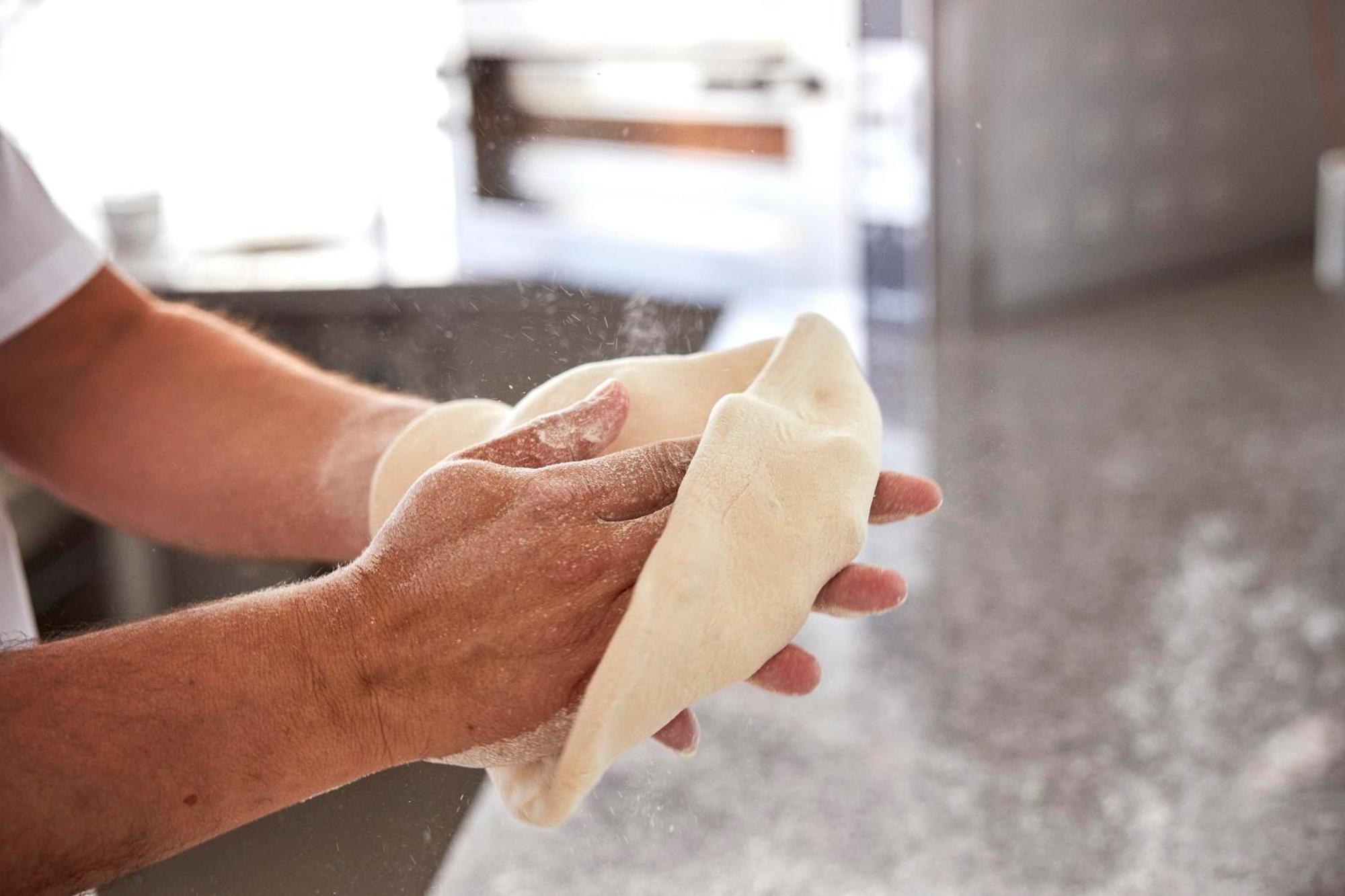 มอนชิเก รีสอร์ต แอนด์ สปา Hotel มอนชีเก ภายนอก รูปภาพ A baker kneading bread dough