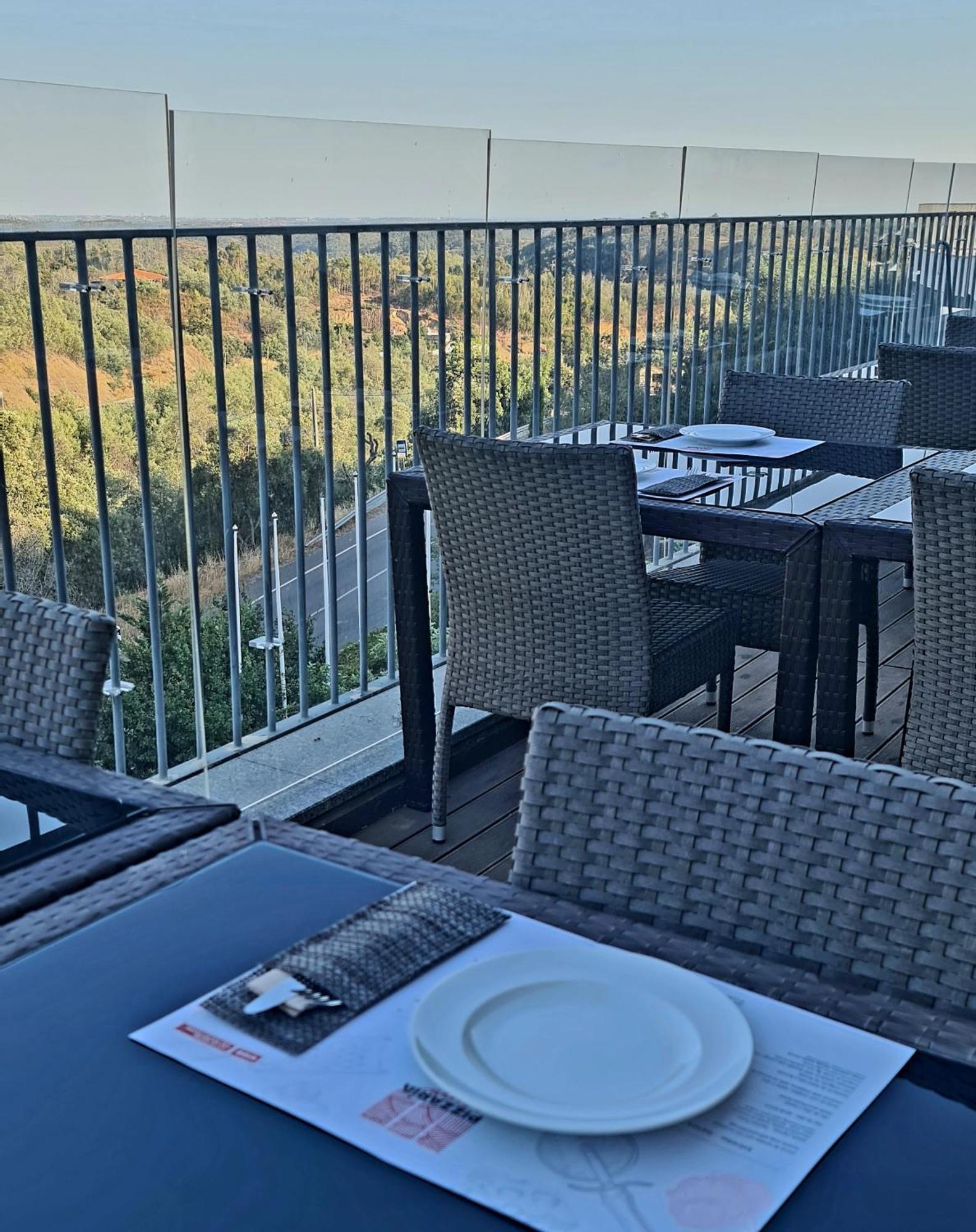 มอนชิเก รีสอร์ต แอนด์ สปา Hotel มอนชีเก ภายนอก รูปภาพ The restaurant at the top of the tower