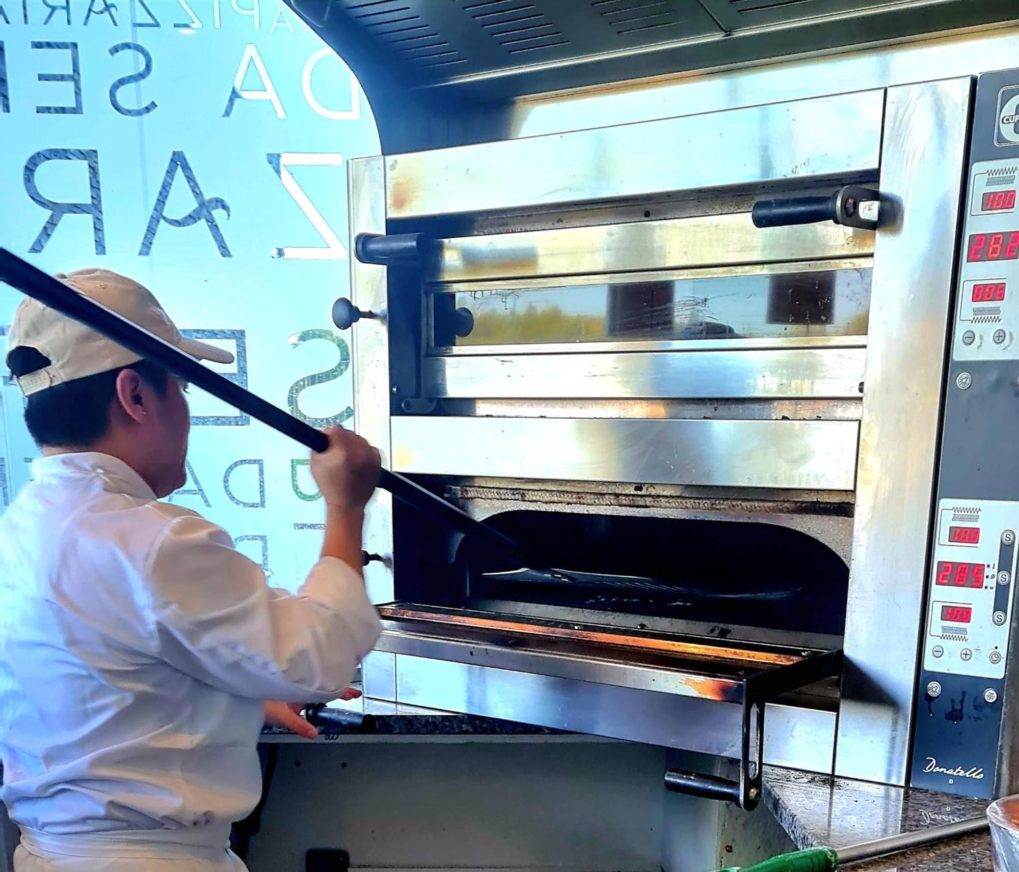 มอนชิเก รีสอร์ต แอนด์ สปา Hotel มอนชีเก ภายนอก รูปภาพ A pizzaiolo baking a pizza in a wood-fired oven