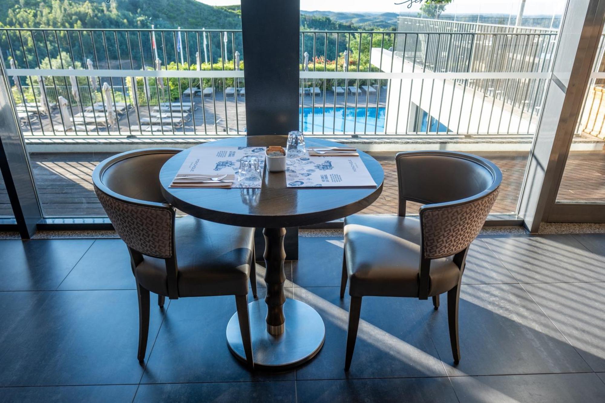 มอนชิเก รีสอร์ต แอนด์ สปา Hotel มอนชีเก ภายนอก รูปภาพ A table and chairs