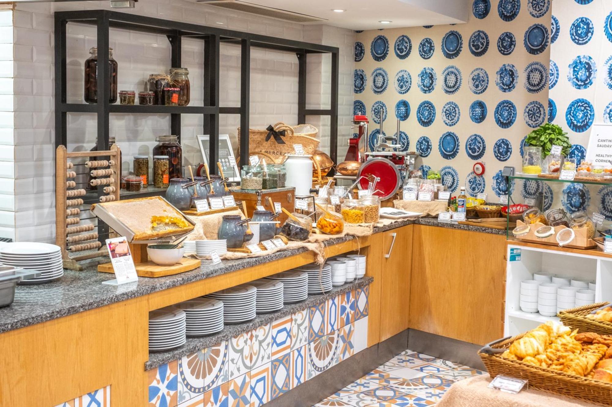มอนชิเก รีสอร์ต แอนด์ สปา Hotel มอนชีเก ภายนอก รูปภาพ A buffet at a hotel