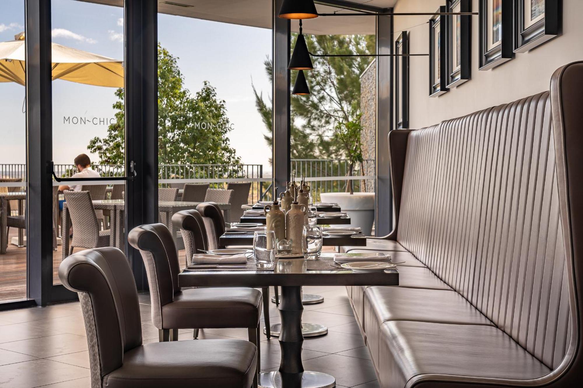 มอนชิเก รีสอร์ต แอนด์ สปา Hotel มอนชีเก ภายนอก รูปภาพ The interior of the restaurant